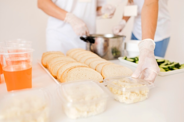 Preparazione di cibo per donazioni ad alto angolo