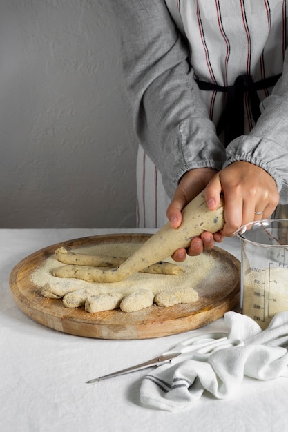 Preparazione di crocchette con diversi ingredienti deliziosi