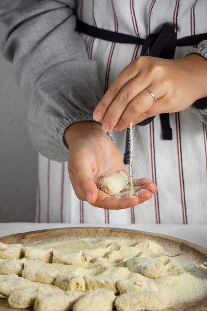 Preparazione di crocchette con diversi ingredienti deliziosi