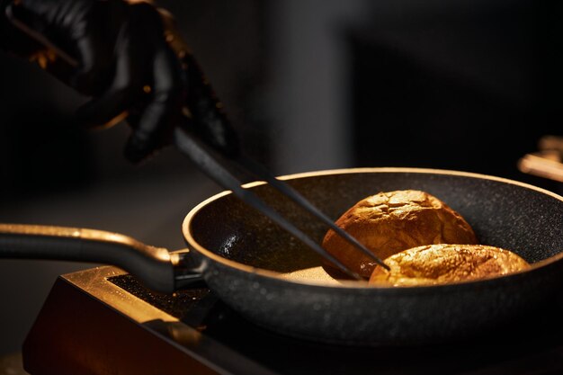 Preparazione di panini alla griglia per hamburger