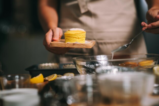 Preparazione di prodotti da forno fatti in casa Cuocere in una cucina a casa molti ingredienti da forno sul tavolo