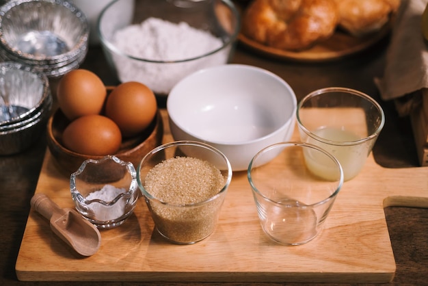 Preparazione di prodotti da forno fatti in casa Cuocere in una cucina a casa molti ingredienti da forno sul tavolo