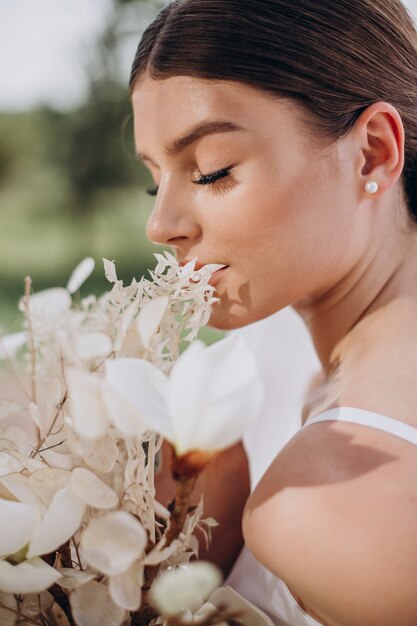 Preparazione mattutina della futura sposa della giovane donna