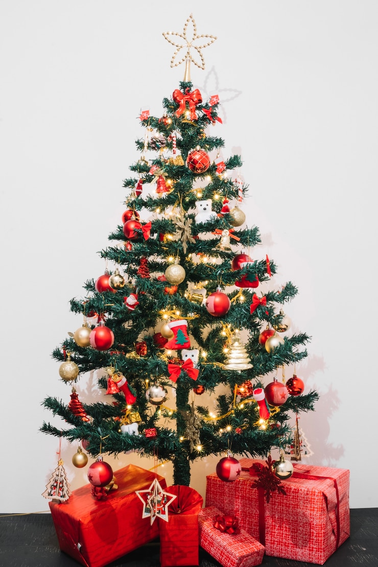 Foto gratuito presenta di fronte all&#39;albero di natale