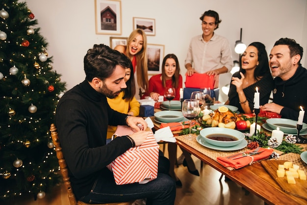 Presente d&#39;apertura dell&#39;uomo alla cena di Natale