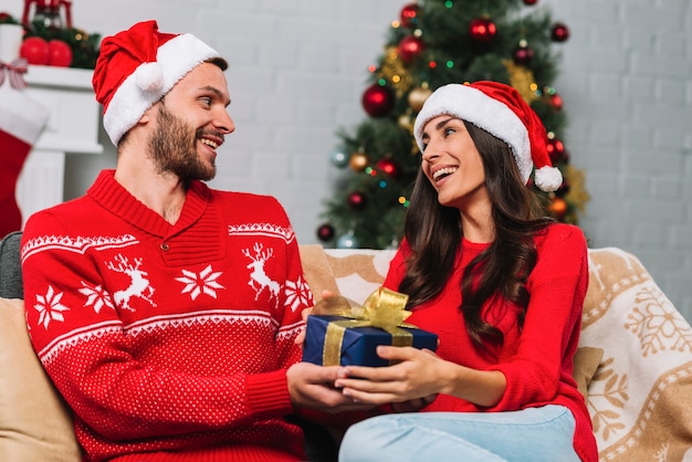 Presente della holding dell&#39;uomo e della donna