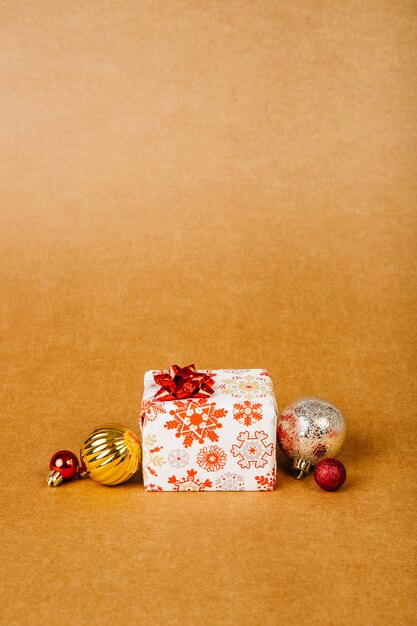 Presente scatola e palle di Natale