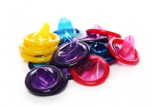 Preservativi colorati isolati