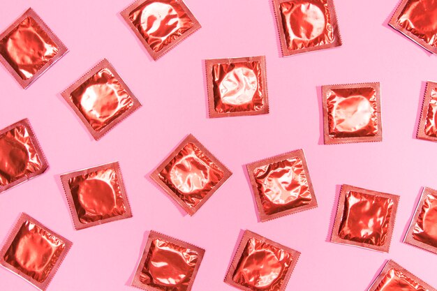 Preservativi vista dall'alto in involucri rossi