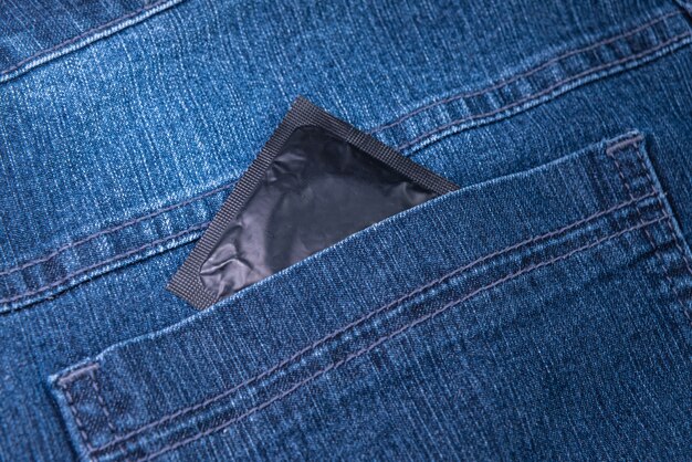 Preservativo nella tasca posteriore dei jeans