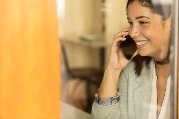 Pretty adolescente parlando al telefono