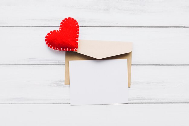 Pretty cuore e busta con carta bianca