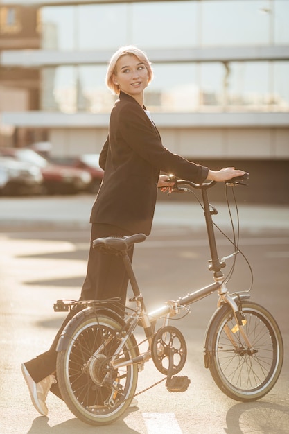 Pretty Woman in sella alla sua bicicletta all'aperto