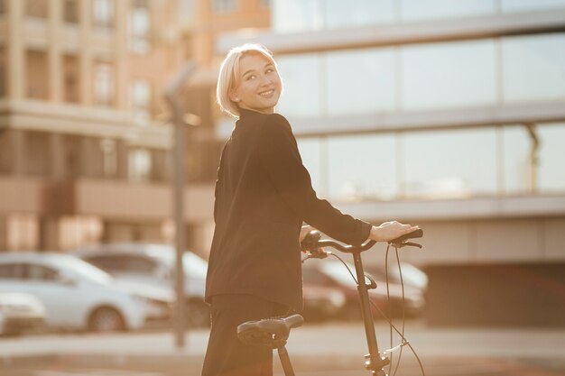 Pretty Woman in sella alla sua bicicletta all'aperto