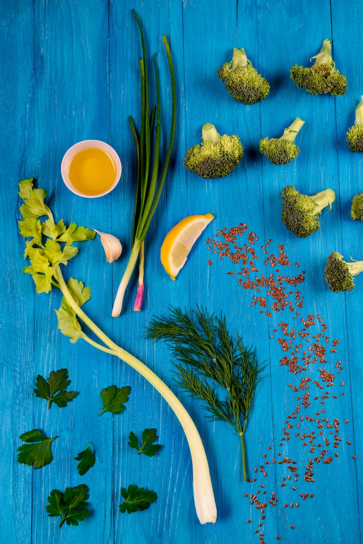Foto gratuito prezzemolo, finocchio, sedano, limone e broccoli sul tavolo di legno blu