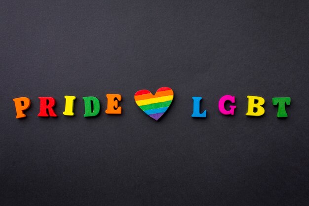 Pride love lgbt scritto con lettere colorate