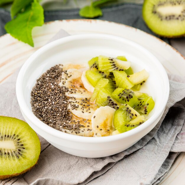 Prima colazione deliziosa del primo piano con kiwi e latte