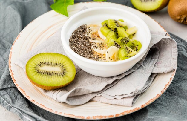 Prima colazione deliziosa del primo piano con kiwi e latte