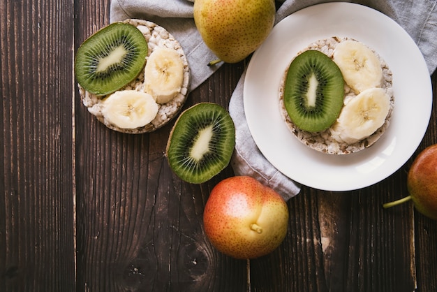 Prima colazione della frutta di vista superiore su fondo di legno