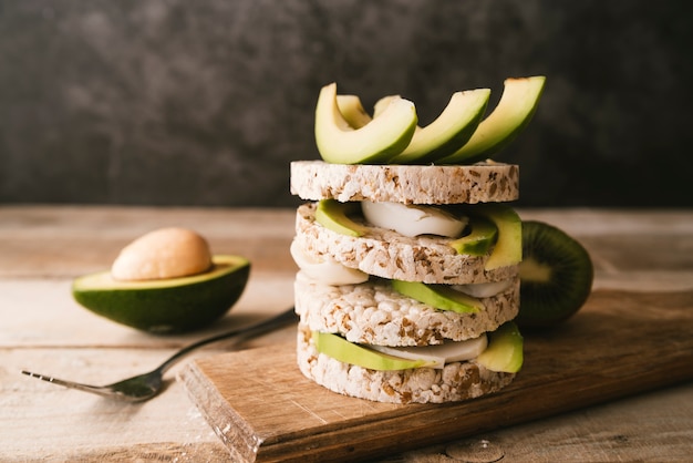 Prima colazione di avocado di vista frontale con sfondo sfocato