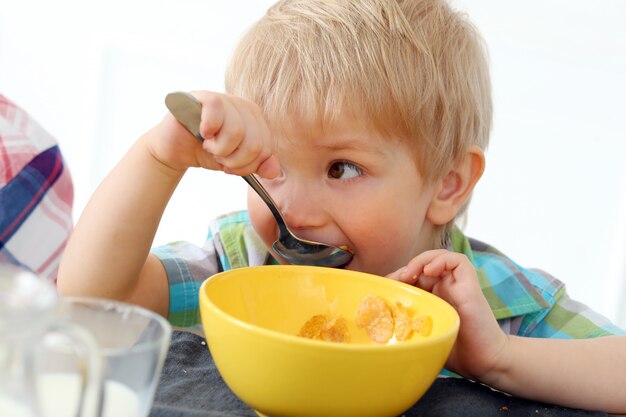 Prima colazione. Ragazzo al tavolo