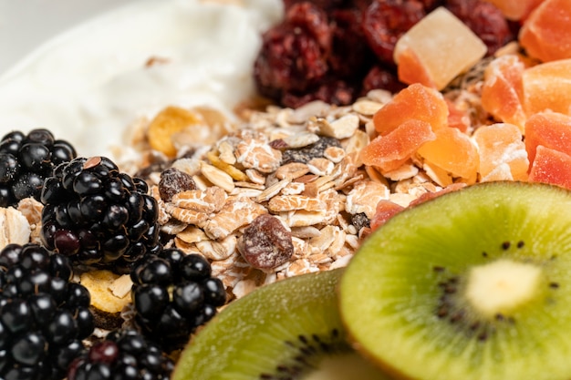 Prima colazione sana del primo piano con il muesli