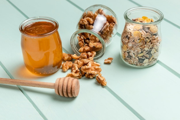 Prima colazione sana del primo piano con il muesli