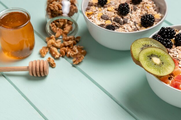 Prima colazione sana del primo piano con il muesli