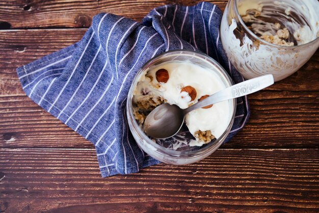 Prima colazione sana dell'avena e del yogurt sulla tavola di legno