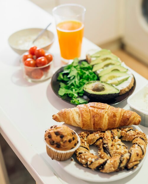 Prima colazione sana sul controsoffitto della cucina