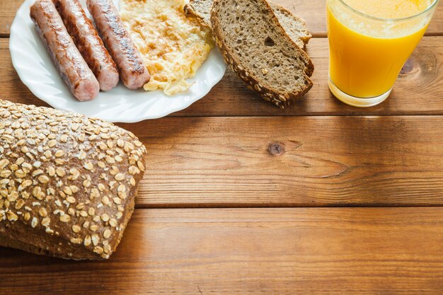 Prima colazione saporita e succhi di nutrienti