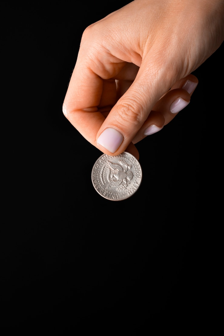Foto gratuito primo piano a portata di mano tenendo la moneta da un dollaro