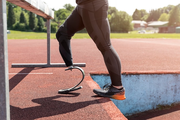 Primo piano atleta con protesi