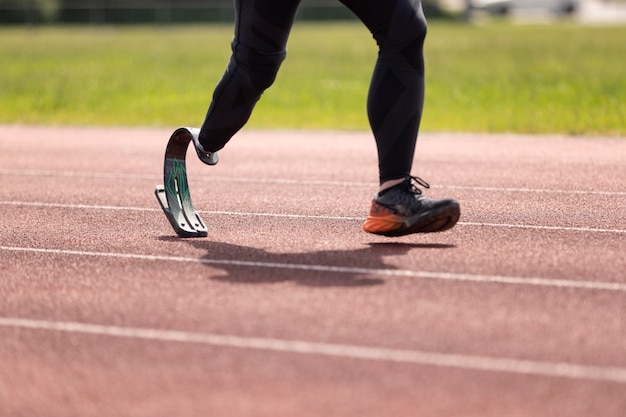 Primo piano atleta disabile che corre