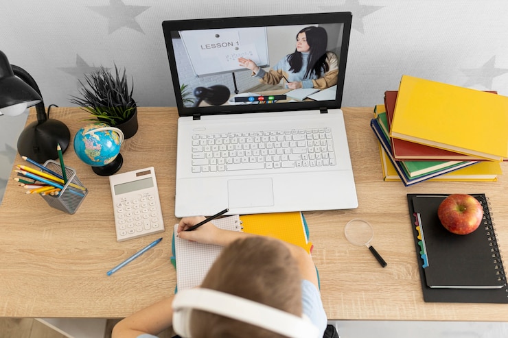 Foto gratuito primo piano bambino che impara online