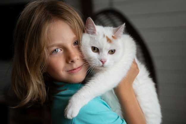 Primo piano bambino che tiene gatto