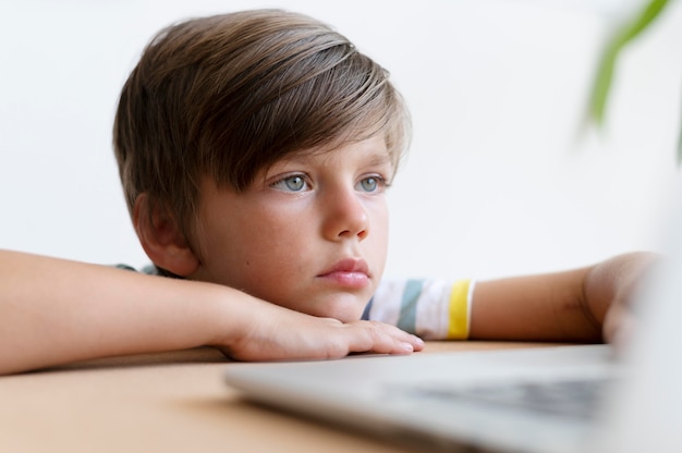 Primo piano bambino con laptop