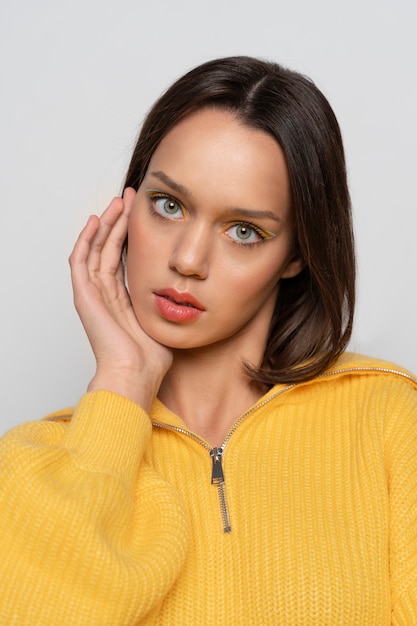 Primo piano bella donna con il trucco