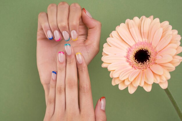 Primo piano bella manicure e fiore