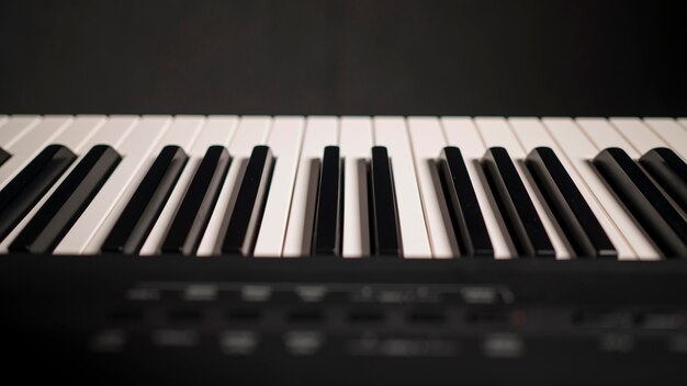 Primo piano bellissimo pianoforte digitale con sintetizzatore