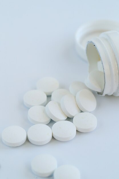 Primo piano bianco delle pillole. Assistenza sanitaria