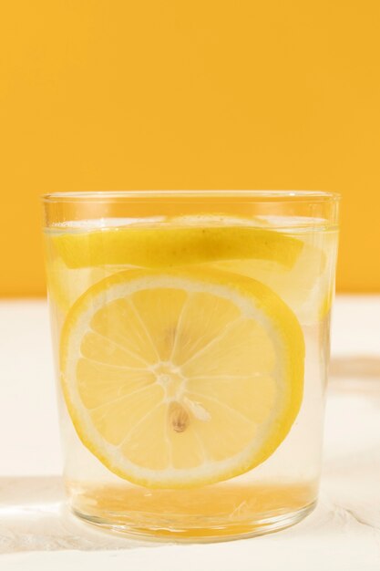 Primo piano bicchiere di limonata fresca