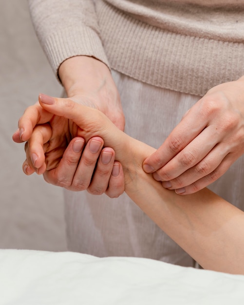 Primo piano braccio massaggiante terapista