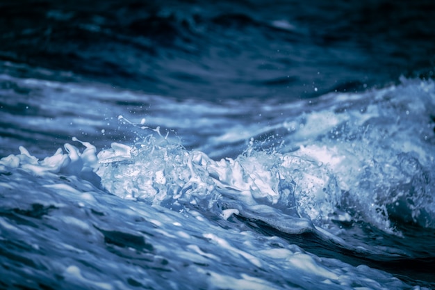 Primo piano = colpo di un'onda del mare