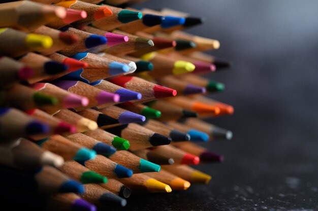 Primo piano con un gruppo di matite colorate, fuoco selezionato, rosso