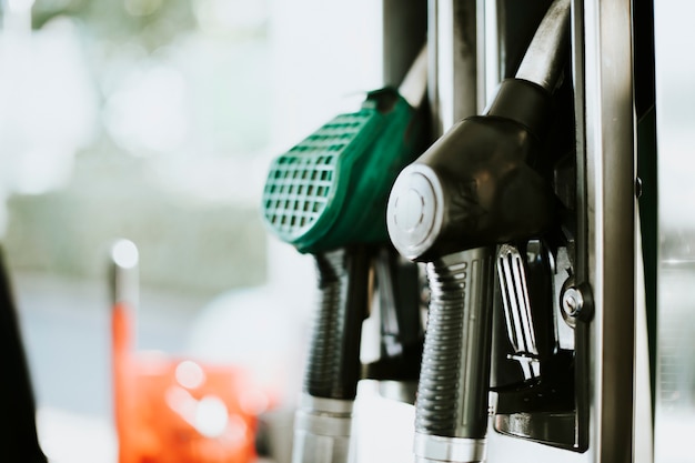 Primo piano degli ugelli del carburante in una stazione di servizio