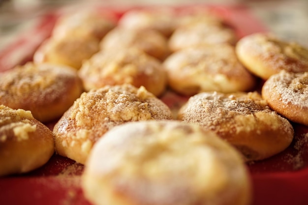 Primo piano dei biscotti deliziosi appena sfornati