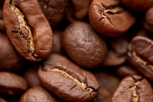 Primo piano dei chicchi di caffè marroni arrostiti