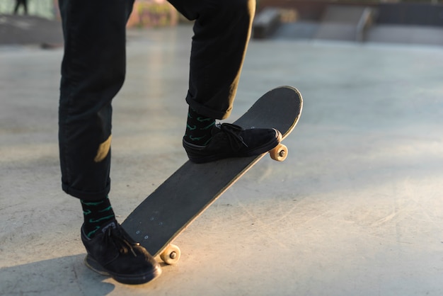 Primo piano dei piedi che praticano con lo skateboard