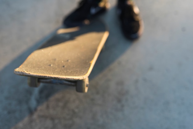 Primo piano dei piedi che praticano con lo skateboard